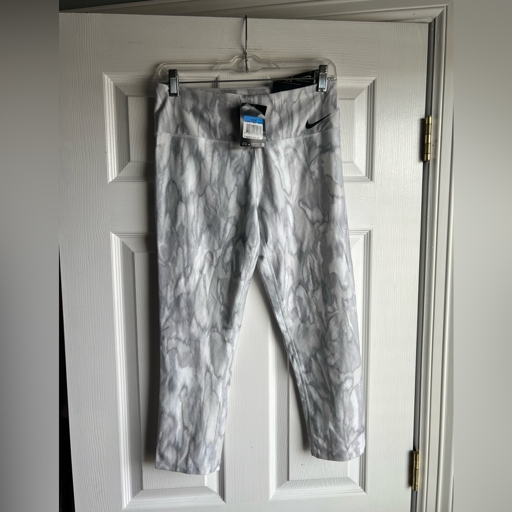 Women’s Nike Legend Trainer leggings sz M NWT